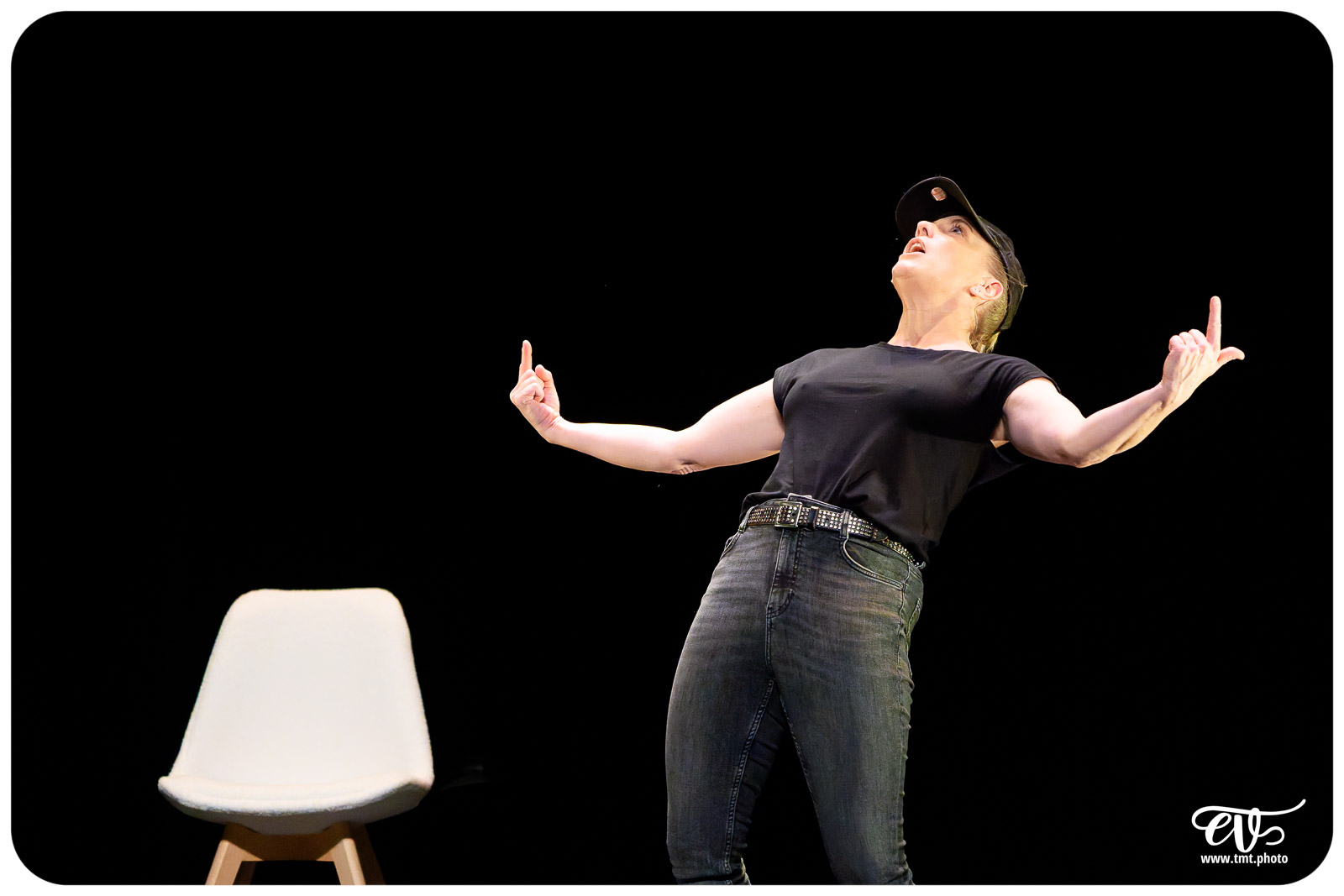 LES CHATOUILLES OU LA DANSE DE LA COLÈRE (ANDRÉA BESCOND)